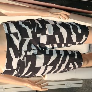 Westbound Petites Black & White Abstract Shorts